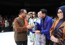 Pj Gubernur Sultra : Harmoni Dalam Keberagaman Terlukis Disetiap Helai Tenun Sultra Pj. Gubernur Sulawesi Tenggara, Andap Budhi Revianto hadir langsung pada pelaksanaan Indonesia Fashion Week (IFW) di Plenary Hall Jakarta Convention Centre (JCC), Jumat 29 Maret 2024.