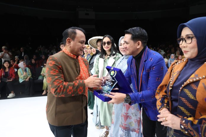 Pj. Gubernur Sulawesi Tenggara, Andap Budhi Revianto hadir langsung pada pelaksanaan Indonesia Fashion Week (IFW) di Plenary Hall Jakarta Convention Centre (JCC), Jumat 29 Maret 2024.