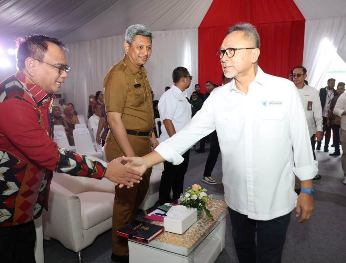 Pj. Gubernur Sulawesi Tenggara (Sultra) Andap Budhi Revianto bersama Menteri Perdagangan RI, Zulkifli Hasan.