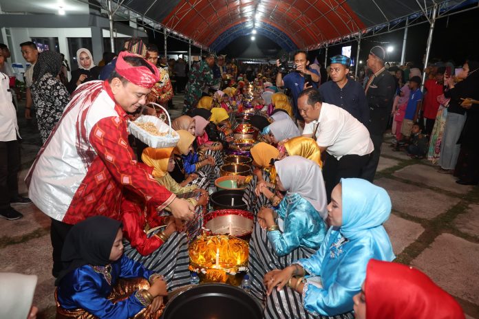 Pj. Gubernur Sultra, Andap Budhi Revianto disajikan pesta rakyat saat berkunjung di Kabupaten Buton Tengah.