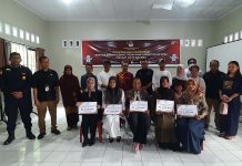 KPU Baubau Beri Santunan PPK dan PPS yang Sakit Saat Bertugas Ketgam : Ketua KPU Baubau, Supardi didampingi Koordinator Sekretariat KPUD Baubau, Mustari saat menyerahkan santunan kepada petugas Ad Hoc di Baubau yang sempat mendapat perawatan medis saat bertugas di Pemilu 2024, Rabu 24 April 2024.