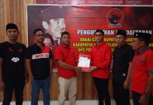 Maju di Pilkada Buton Selatan, Putra Arusani Daftar di PDIP Ketgam : La Ode Risawal saat menyerahkan berkas pendaftaran sebagai bakal calon Bupati kepada Tim Desk Pilkada di Kantor DPC PDIP Buton Selatan, Sabtu 19 April 2024.