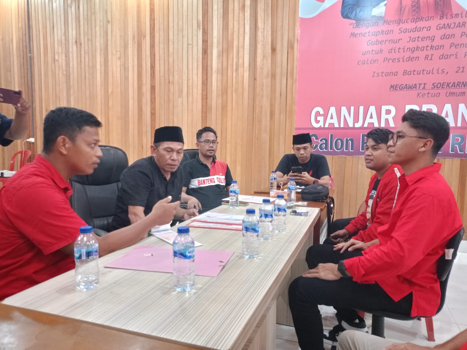 Ketgam : Proses Verifikasi berkas yang dilakukan Desk Pilkada DPC PDIP Buton Selatan terhadap berkas La Ode Risawal sebagai bakal calon bupati yang mendaftar dalam penjaringan PDIP Kabupaten Buton Selatan. (Foto : Istimewa)