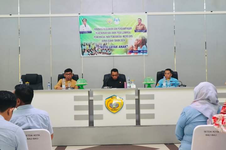 Pj. Wali Kota Baubau, Dr. Rasman Manafi memimpin rapat bersama seluruh stekholder di Kota Baubau membahas persiapan Kota Baubau menjadi Kota Layak Anak Tahun 2024. 