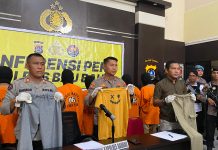 20 Orang Ditetapkan Tersangka Pencabulan Gadis 13 Tahun di Baubau Ketgam : Kapolres Baubau, AKBP Bungin Masokan Misalayuk didampingi Kasi Humas Polres Baubau, AKP Abdul Rahmd dan penyidik Polres Baubau saat melakukan konferensi pers di Mapolres Baubau, Senin 24 Juni 2024. (FOTO : Rian/Rubriksultra)