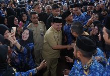 Pj. Gubernur Sultra Serahkan SK 2.276 PPPK, Tekankan Loyalitas dan Pelayanan Ketgam : Gubernur Sulawesi Tenggara (Sultra) Andap Budhi Revianto menyalami ASN PPPK yang telah resmi menerima SK. (foto : Istimewa)