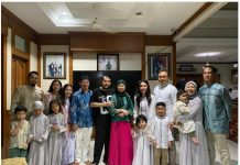Lebih Dekat dengan Dr Fahmy Fotaleno Ketgam: Dr Fahmy Fotaleno (kanan) bersama keluarga istri di Jakarta