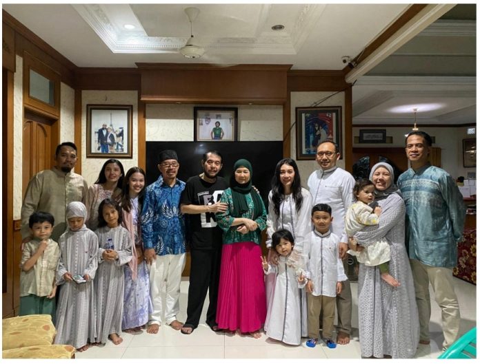 Ketgam: Dr Fahmy Fotaleno (kanan) bersama keluarga istri di Jakarta