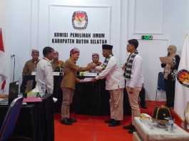 Adios dan La Ode Risawal Resmi Daftar di KPU Buton Selatan