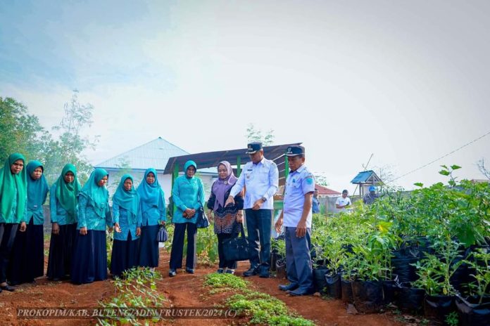 Ketgam : Pj. Bupati Buton Tengah, Konstantinus Bukide saat meninjau lokasi pemanfaatan lahan pekarangan terpadu (Plakat),