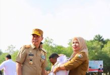 Apel Gabungan Pertama, Gubernur Sultra Bagikan 556 Paket Sembako dan Janji Naikan Insentif ASN