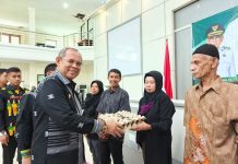 Wali Kota Baubau Serahkan Bansos untuk 425 Warga, Fokus Penguatan UMKM