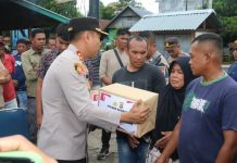 Kapolres Baubau Berikan Bantuan kepada Korban Kebakaran Rumah di Kelurahan Lipu