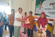 Wali Kota Baubau Blusukan ke Kokalukuna dan Salurkan Bantuan Sembako
