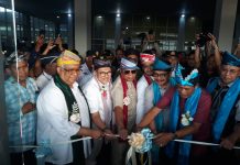 Super Air Jet Buka Rute ke Baubau, Solusi Transportasi Murah dan Cepat Ketgam : Wakil Gubernur Sultra, Ir. Hugua didampingi sejumlah pejabat saat melakukan launching penerbangan perdana Super Jet Air dari Bandara Betoambari Kota Baubau menuju Makassar. (FOTO : ISTIMEWA)