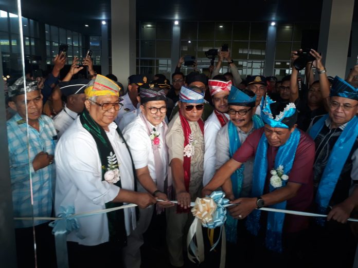 Ketgam : Wakil Gubernur Sultra, Ir. Hugua didampingi sejumlah pejabat saat melakukan launching penerbangan perdana Super Jet Air dari Bandara Betoambari Kota Baubau menuju Makassar. (FOTO : ISTIMEWA)