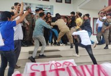 Mahasiswa Bentrok di DPRD Baubau, Tuntut Penindakan Oknum Dewan Terkait Dugaan Skandal Fee Proyek