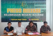 Diduga Korupsi Dana Pensiun Nasabah, Eks Pegawai Bank Mandiri Taspen Baubau Tersangka Ketgam : Kepala Kejaksaan Negeri Baubau didampingi Kasi Pidsus dan Kepala Cabang Bank Mandiri Taspen Baubau saat konferensi pers yang berlangsung di kantor Kejaksaan Negeri Baubau, Kamis 8 Mei 2025. (FOTO : Arianto)