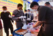 Kasus Inkrah, Kejari Baubau Musnahkan Sabu dan Kosmetik Ilegal