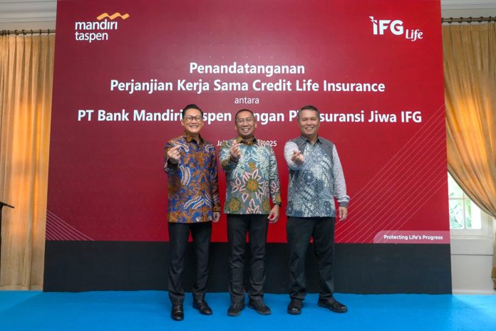 Ketgam : Bank Mandiri Taspen dan IFG Life Jalin Kerja Sama Asuransi Jiwa Kredit. Kiri ke kanan: Direktur Bisnis Korporasi PT Asuransi Jiwa IFG, Bugi Riagandhy, Direktur Finance, Risk & Operations Bank Mandiri Taspen, Putu Apriyanto, Direktur Utama PT Asuransi Jiwa IFG, Budi Tua Tampubolon