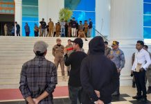 Dinilai Inprosedural, Pengangkatan 16 PJ. Kepala Desa di Buteng Disoal Ketgam : Satuan Mahasiswa Pemuda Rasional Agamis dan Sosialis saat melakukan unjuk rasa di Kantor Bupati Buton Tengah