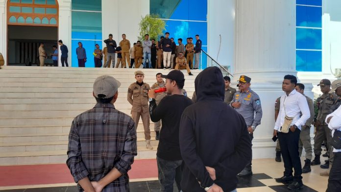 IMG-20250527-WA0120 Ketgam : Satuan Mahasiswa Pemuda Rasional Agamis dan Sosialis saat melakukan unjuk rasa di Kantor Bupati Buton Tengah
