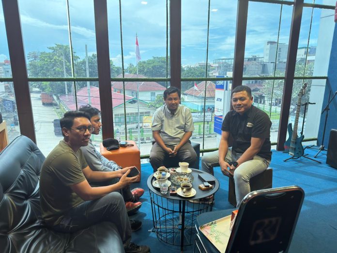 IMG-20250528-WA0079 Ketgam : Kepala BRI Cabang Baubau, Achmad Haris Fadil (kanan) saat berbincang dengan sejumlah awak media. (Foto : Istimewa)