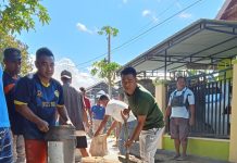 Ikut Aduk Semen, Anggota DPRD di Baubau Bantu Warga Gotong Royong Perbaiki Jalan
