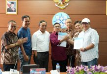Disaksikan Dewan Pers, PWI Akhirnya Tandatangani Panitia Bersama Kongres Persatuan Ketgam: Ketua Umum PWI Kongres Luar Biasa, Zulmansyah Sekedang (paling kanan), berjabat tangan dengan Ketua Umum PWI Kongres Bandung, Hendry Ch Bangun (keempat dari kiri) setelah menandatangani SK Panitia Bersama Kongres Persatuan PWI di Gedung Dewan Pers, Jakarta, Selasa (13/6/2025). Ikut menyaksikan, dari kiri ke kanan, Dahlan Dahi (mediator, anggota Dewan Pers), Yogi Hadi Ismanto (anggota Dewan Pers), Komaruddin Hidayat (Ketua Dewan Pers), Totok Suryanto (Wakil Ketua Dewan Pers), dan Wina Armada Sukardi (Sekjen PWI KLB).
