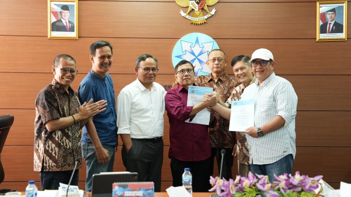 Ketgam: Ketua Umum PWI Kongres Luar Biasa, Zulmansyah Sekedang (paling kanan), berjabat tangan dengan Ketua Umum PWI Kongres Bandung, Hendry Ch Bangun (keempat dari kiri) setelah menandatangani SK Panitia Bersama Kongres Persatuan PWI di Gedung Dewan Pers, Jakarta, Selasa (13/6/2025). Ikut menyaksikan, dari kiri ke kanan, Dahlan Dahi (mediator, anggota Dewan Pers), Yogi Hadi Ismanto (anggota Dewan Pers), Komaruddin Hidayat (Ketua Dewan Pers), Totok Suryanto (Wakil Ketua Dewan Pers), dan Wina Armada Sukardi (Sekjen PWI KLB).