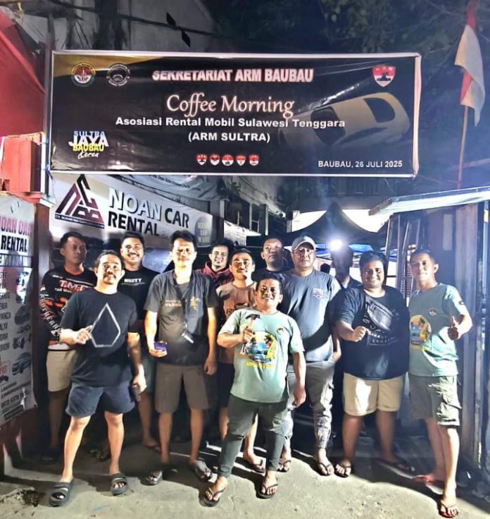 Panitia Pelaksana HUT ARM Sultra, yang terdiri dari Anggota DPC ARM Baubau, pose bersama di depan sekretariat pada perteuan fiinishing.