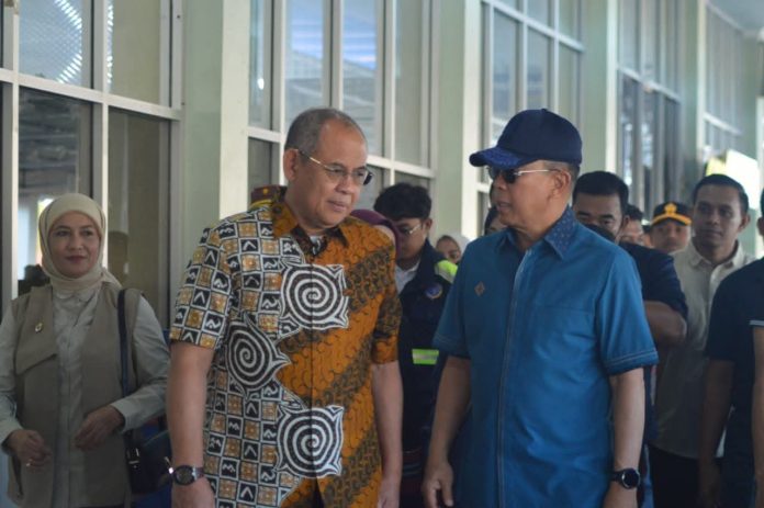 Ketgam : Wali Kota Baubau, Yusran Fahim saat menjemput Gubernur Sultra di Bandara Betoambari yang menghadiri hari puncak perayaan HUT Kota Baubau ke 488 dan ke 24 sebagai daerah otonom baru.