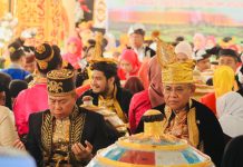 Tak Disangka, Gubernur Sultra Bagikan Rp 200 Juta di Hari Jadi Baubau, Untuk Anak Yatim dan Peserta Upacara yang Diguyur Hujan