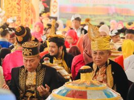 Tak Disangka, Gubernur Sultra Bagikan Rp 200 Juta di Hari Jadi Baubau, Untuk Anak Yatim dan Peserta Upacara yang Diguyur Hujan