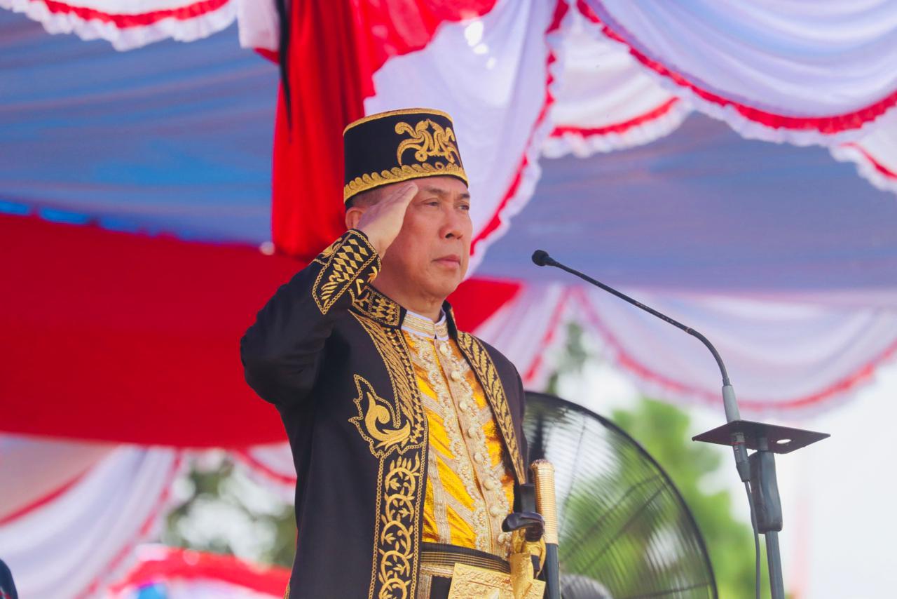 Ketgam : Gubernur Sultra, Andy Sumangeruka saat menjadi inspektur upacara dalam perayaan hari jadi Kota Baubau ke 484 dan ke 24 sebagai daerah otonom baru. 