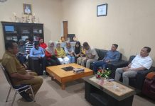 Tiga Honorer “Siluman” Lulus di BPBD Baubau? Ketgam : Kepala Pelaksana BPBD Kota Baubau, Muslimin Hibali saat berdialog dengan perwakilan honorer dan tim kuasa hukum LBH Pospera Kepulauan Buton, Senin 15 Desember 2025.