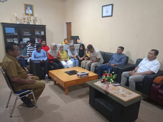 Ketgam : Kepala Pelaksana BPBD Kota Baubau, Muslimin Hibali saat berdialog dengan perwakilan honorer dan tim kuasa hukum LBH Pospera Kepulauan Buton, Senin 15 Desember 2025.