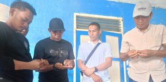 Diduga Hendak Ambil Sabu, Empat Warga Baubau Diamankan Prajurit Yonif Raja Wakaka Ketgam : Pasi Intel Yonif TP 823/Raja Wakaka, Letda Infanteri Syamsul Alam, S.H bersama Kasat Narkoba Polres Baubau, IPTU Joni Arani, S.H., M.H. bersama personil BNN Baubau saat melakukan pengecekan barang bukti yang diduga narkoba jenis sabu. (Foto : Istimewa)