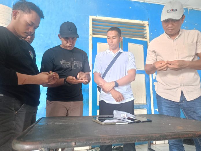 IMG-20260105-WA0048 Ketgam : Pasi Intel Yonif TP 823/Raja Wakaka, Letda Infanteri Syamsul Alam, S.H bersama Kasat Narkoba Polres Baubau, IPTU Joni Arani, S.H., M.H. bersama personil BNN Baubau saat melakukan pengecekan barang bukti yang diduga narkoba jenis sabu. (Foto : Istimewa)