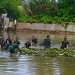 Yonif TP 823/Raja Wakaaka Bersama Warga Kaisabu Baru Bersihkan Cekdam Demi Kelancaran Irigasi