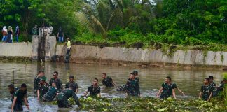 Yonif TP 823/Raja Wakaaka Bersama Warga Kaisabu Baru Bersihkan Cekdam Demi Kelancaran Irigasi