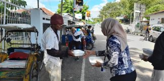 Tebar Kepedulian, Yayasan Rizky Langit dan Rompu Cahaya Butuni Bagikan 800 Paket Makanan