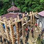 Yonif TP 823 Raja Wakaaka Gotong Royong Percepat Pembangunan Masjid