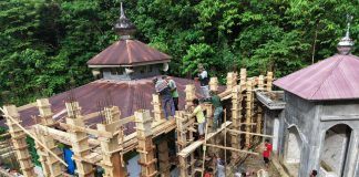Yonif TP 823 Raja Wakaaka Gotong Royong Percepat Pembangunan Masjid