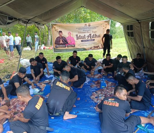 Dari Tabungan Personel, Brimob Sultra Salurkan Hampir Dua Ton Daging Kurban