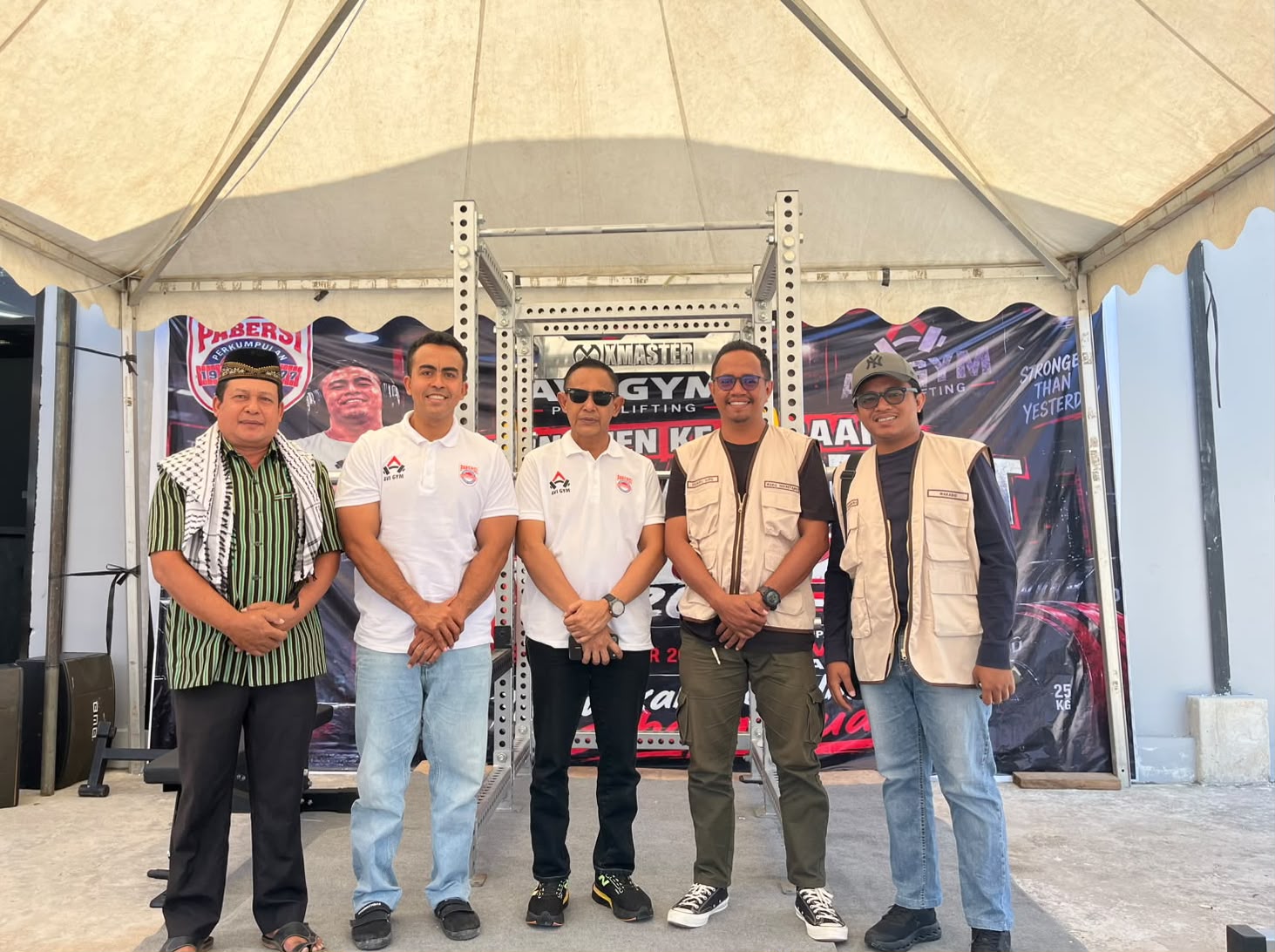 Ketgam : Pengurus KONI Kota Baubau saat menghadiri salah satu event kegiatan lomba salah satu cabor di Kota Baubau. (Foto Istimewa)