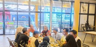 KONI Baubau Matangkan Persiapan PORPROV Sultra 2026, Pembinaan Atlet Jadi Prioritas Ketgam : Sejumlah pengurus KONI Kota Baubau menggelar rapat dalam rangka mematangkan persiapan menghadapi pelaksanaan Porprov Sultra 2026. ( Foto Istimewa)