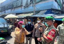 Peduli Dampak Kabut Asap, PWI, TNI-Polri, IDI dan PMI, Bagikan Dua Ribu Masker di Baubau Ketgam : Kapolres Baubau, AKBP Noer Alam, S.I.K., bersama Komandan Kodim 1413/Buton, Letkol Inf. Yoni, S.Hub.Int., dan Ketua PWI Baubau, La Ode Aswarlin saat membagikan masker dan air mineral kepada pengguna jalan di sekitar Pasar Laelangi Kota Baubau. (Foto : Flesh)
